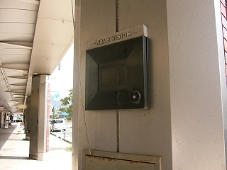 シルバーの柱に埋め込まれた小さなテレビ。