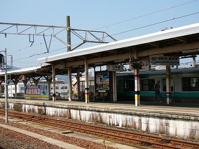 隣のホームに、平たい感じの上屋の陰にステンレス地に青緑のラインの入った列車を見る。