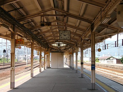 上屋のあるホームの端。全体的にくすんだクリーム色で人はいない。