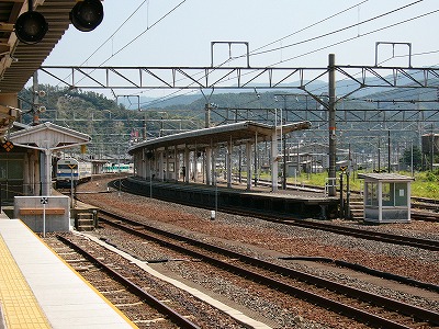 5番線から6,7番線を望む(南今庄側を望む)。419の停車する4番線も見えている。6,7番線のの右手には背の低い雑草が生えわたっている。