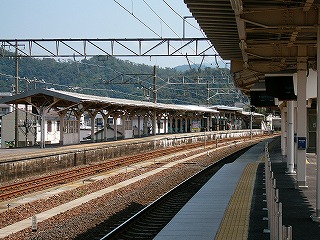 かさ上げ後のホームと従来ホームの接続点の少し手前から。従来ホームはすなわち3番線となる。