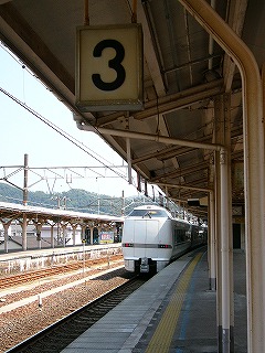 3番線を示す電照式番線表示と少し向こうに停車しているしらさぎの後尾