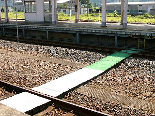 緑の滑り止めゴムの敷かれた保線員用の通路