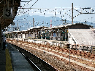 小浜線ホームは3番線よりも短いため、小浜線ホームからの下り階段の上の傾いた屋根がもう見えている。