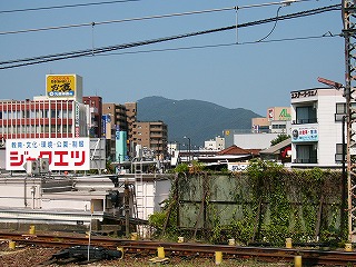 上の写真のズーム。並んだ建物の拡大写真。