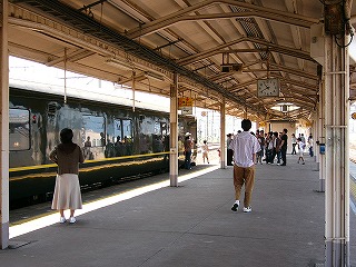 客車先頭に手を付いたりしてポーズをとり、ちょっとした撮影会。