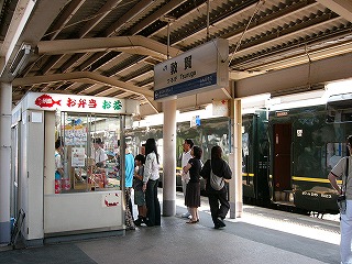 駅弁屋を側面から見て。お客が短い列を作っている。