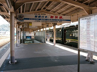 階段り下り口を左斜めから見て。上には先ほどの「敦賀行き、新快速」の宣伝看板。