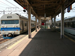 写真奥に下りの階段が口をあけている。