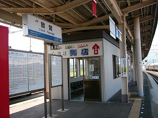 駅名標とプレハブの真新しい待合室の入り口。入り口の上には「塩荘売店この奥」と書かれた看板が掲げられている。