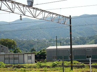 緑に覆われた小高いこじんまりした丘の上に数件の家