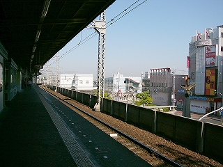 高架ホームから青空の風景を望んで。