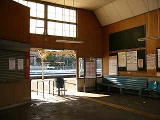 出札口、改札口、壁に沿って設置された椅子、これらを左斜めに見て。