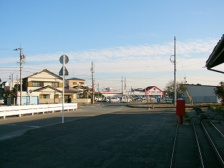 ロータリーの一部である駅前の細い通路と、駅舎へ入るための横に随分長い階段の間には縦長の少し広い敷地があり、土地利用に余裕がある。