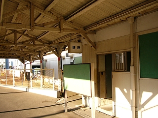 ホームの壁の端にあるトイレの入口。入口前には衝立が立てられている。