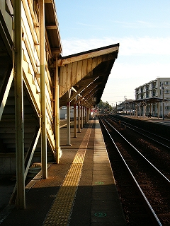 線路内に向かって上反った上屋の端。