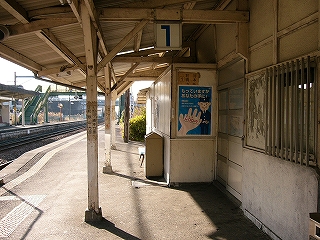 軒下の風景。白く塗られた柱が薄茶色に変色している。