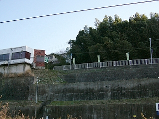 コンクリートで段々になった斜面。