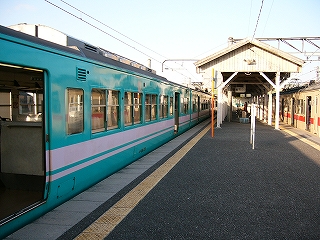 ホームの、上屋から外れた部分にて。両手に列車。