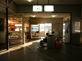 奥に長椅子が二つある待合所。