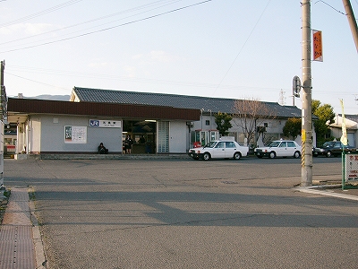 駅前広場の入口と駅舎。