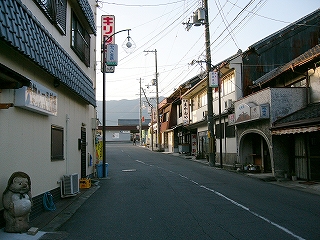 道の行き止まりに見える駅舎。