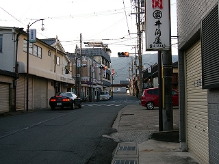 道の脇は歩道もなく、がたがたになっている。