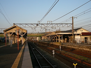 島式ホーム、３線、単式ホーム、駅舎。