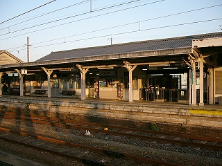 上屋と一緒になった駅舎。
