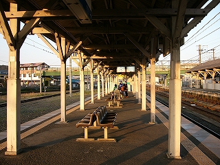 木作りの上屋。柱が一列に並ぶ。