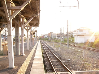 ホーム、線路内。夕日に向かって。