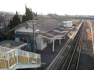 跨線橋の階段と駅舎を見下ろして。