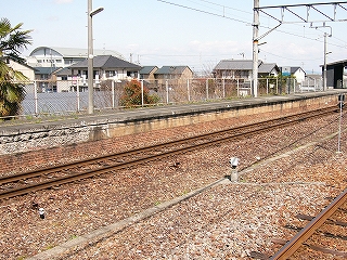 ホーム下部のレンガ積み。