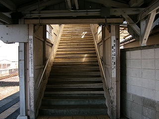 古くさい感じの階段上り口。