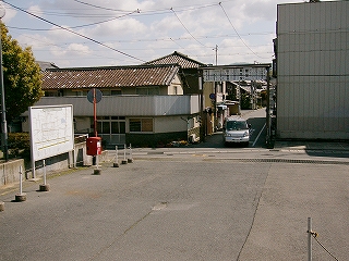 駅前広場。自動車は一台も停まっていない。
