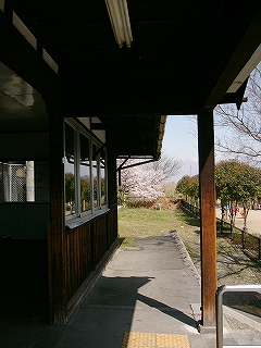 駅舎の壁と軒下。