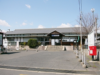 瓦屋根の木造駅舎。