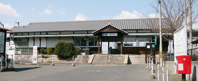 瓦屋根の木造駅舎。