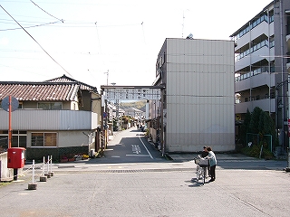 駅前広場。民家とマンション。