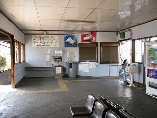 直立する自動券売機と閉じられた出札口。