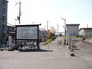 大きな観光案内版と無蓋駐輪所。