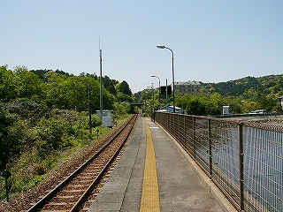 新緑の繁茂と線路、ホーム、そして海辺。