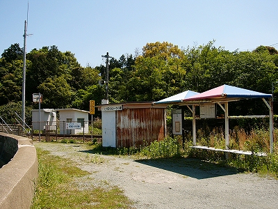 小屋とビーチパラソルのある待合所。