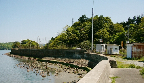 ホームも海岸線の湾曲に沿っている。