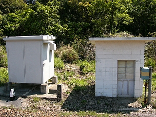 白い小さな施設２つ。