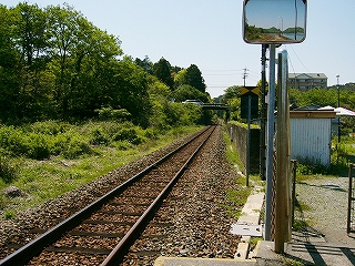 線路脇には緑が多い。遠くに国道が鉄路を跨いでいる。