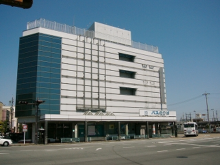 五階建てぐらいのデパート風の建物。少し小ぶりだ。