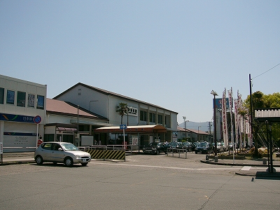 アスファルトのスペース、タクシー群、駅舎。