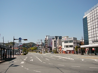 まっすぐに伸びる太い道路。中小のビルが並ぶ。