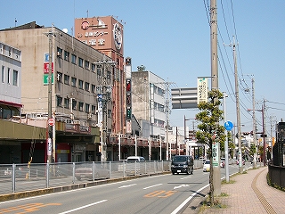 すすけたクリーム色のぼろぼろのビル。